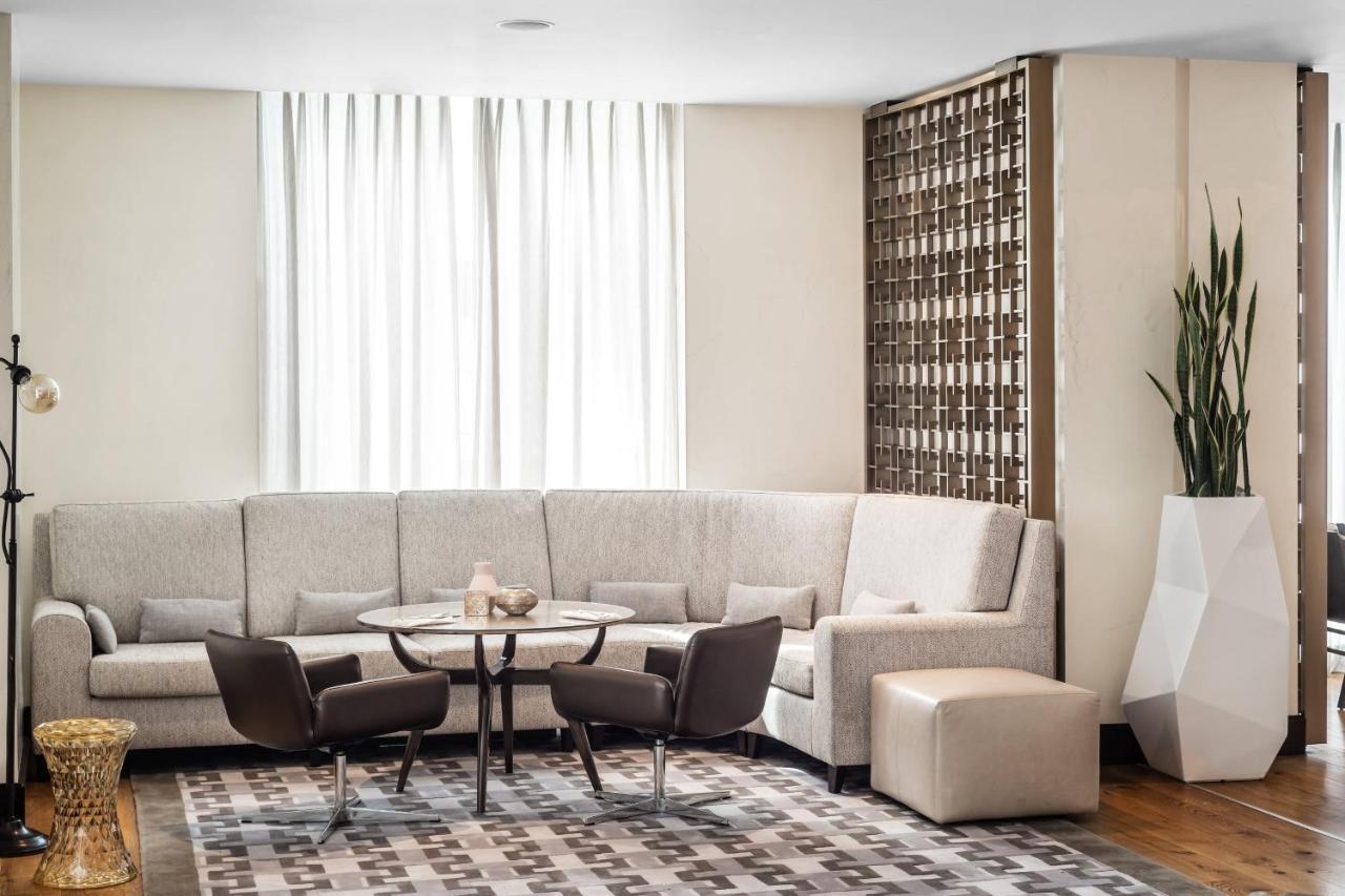 Baku Marriott Hotel Boulevard Exteriör bild A room with a screen