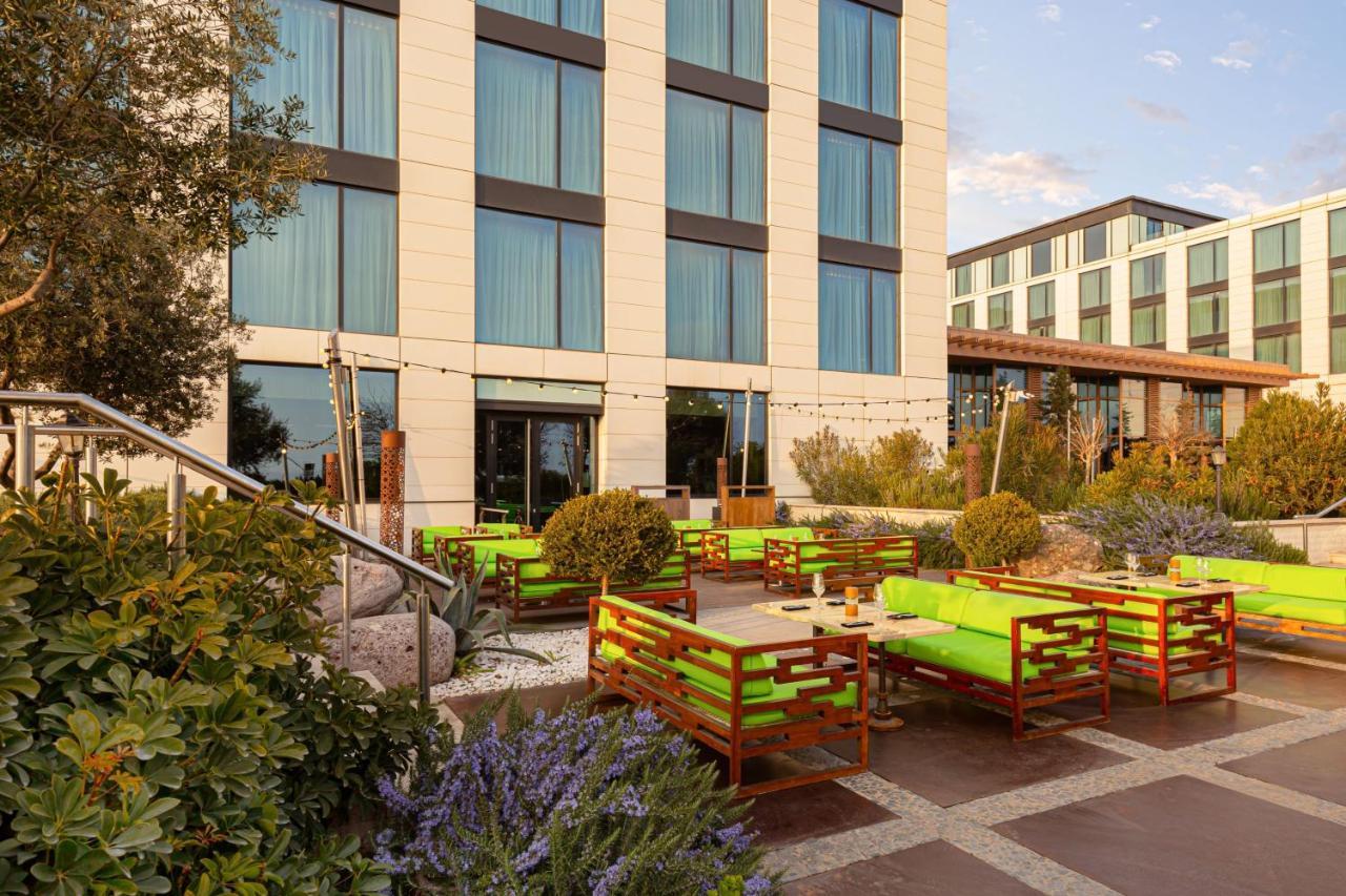 Baku Marriott Hotel Boulevard Exteriör bild The hotel's outdoor lounge