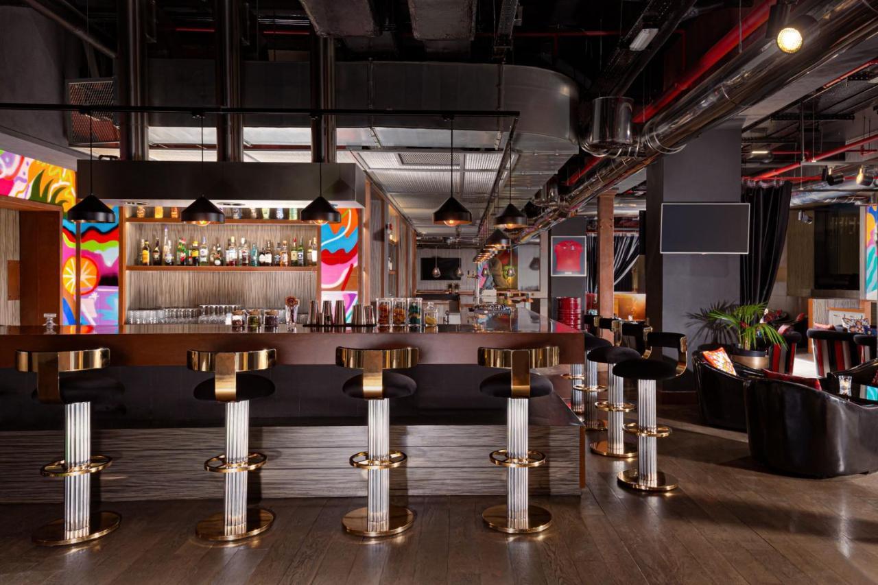 Baku Marriott Hotel Boulevard Exteriör bild The interior of the bar