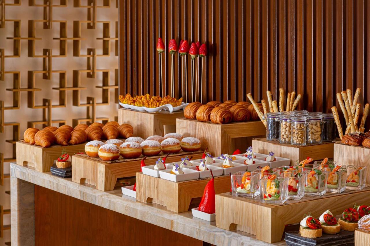 Baku Marriott Hotel Boulevard Exteriör bild A buffet at a hotel