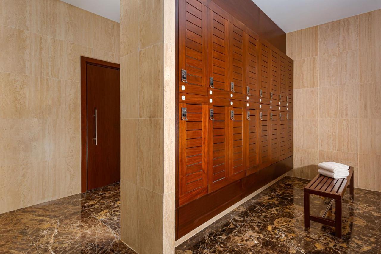 Baku Marriott Hotel Boulevard Exteriör bild A locker room at a spa