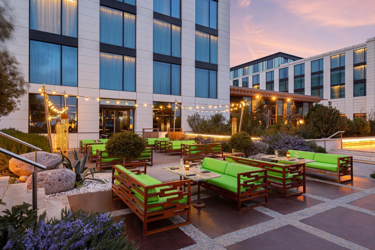 Baku Marriott Hotel Boulevard Exteriör bild The hotel's outdoor lounge