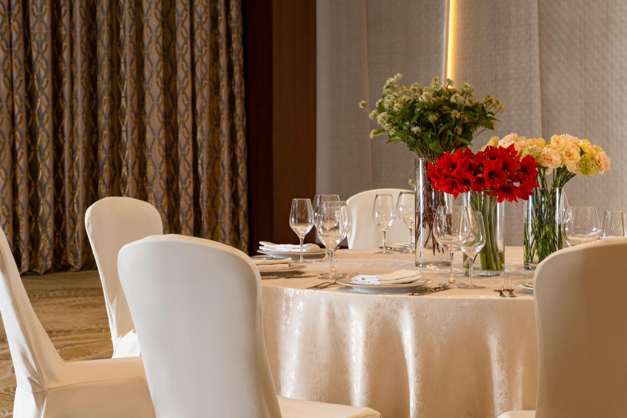 Baku Marriott Hotel Boulevard Exteriör bild A table set for a formal dinner