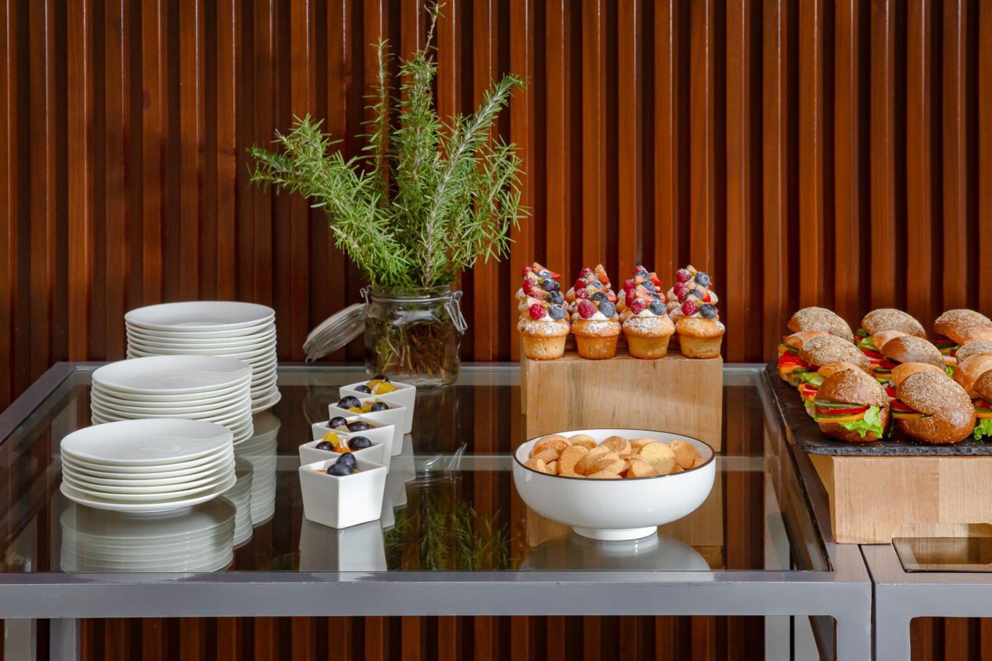 Baku Marriott Hotel Boulevard Exteriör bild A buffet table with a selection of desserts