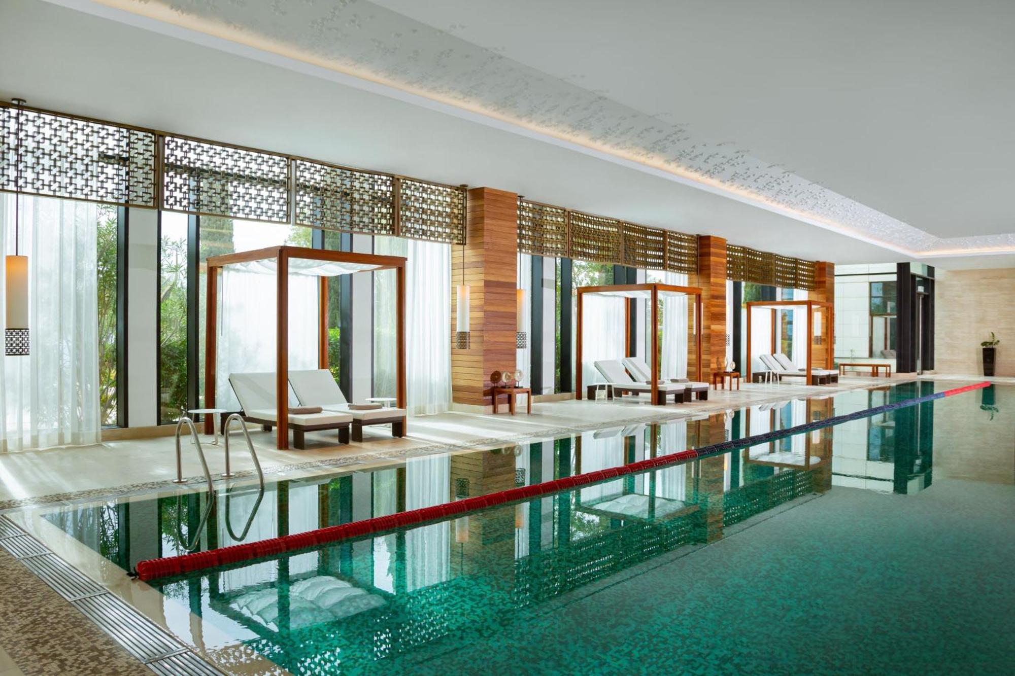Baku Marriott Hotel Boulevard Exteriör bild The swimming pool at the hotel