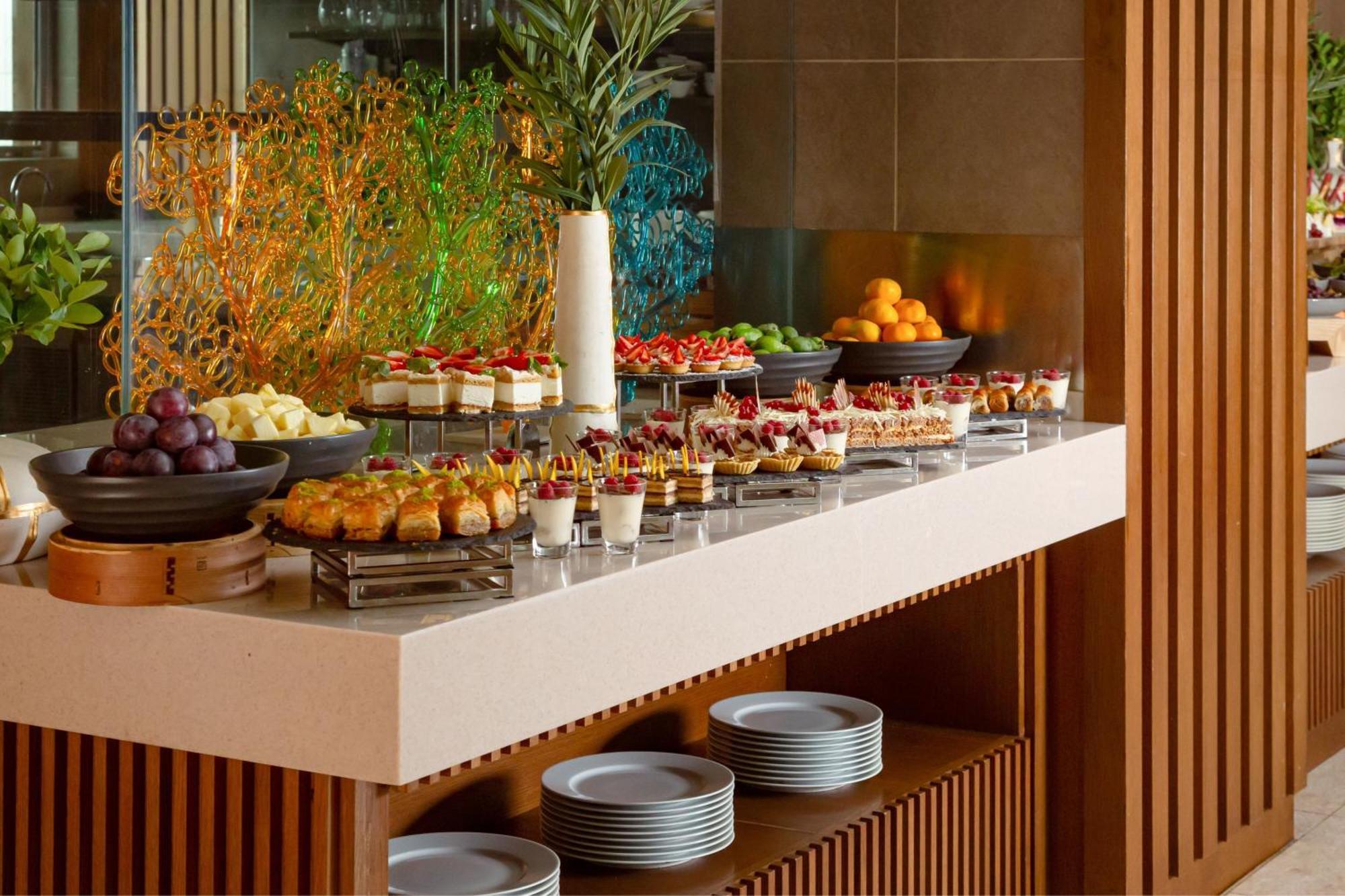 Baku Marriott Hotel Boulevard Exteriör bild A dessert buffet