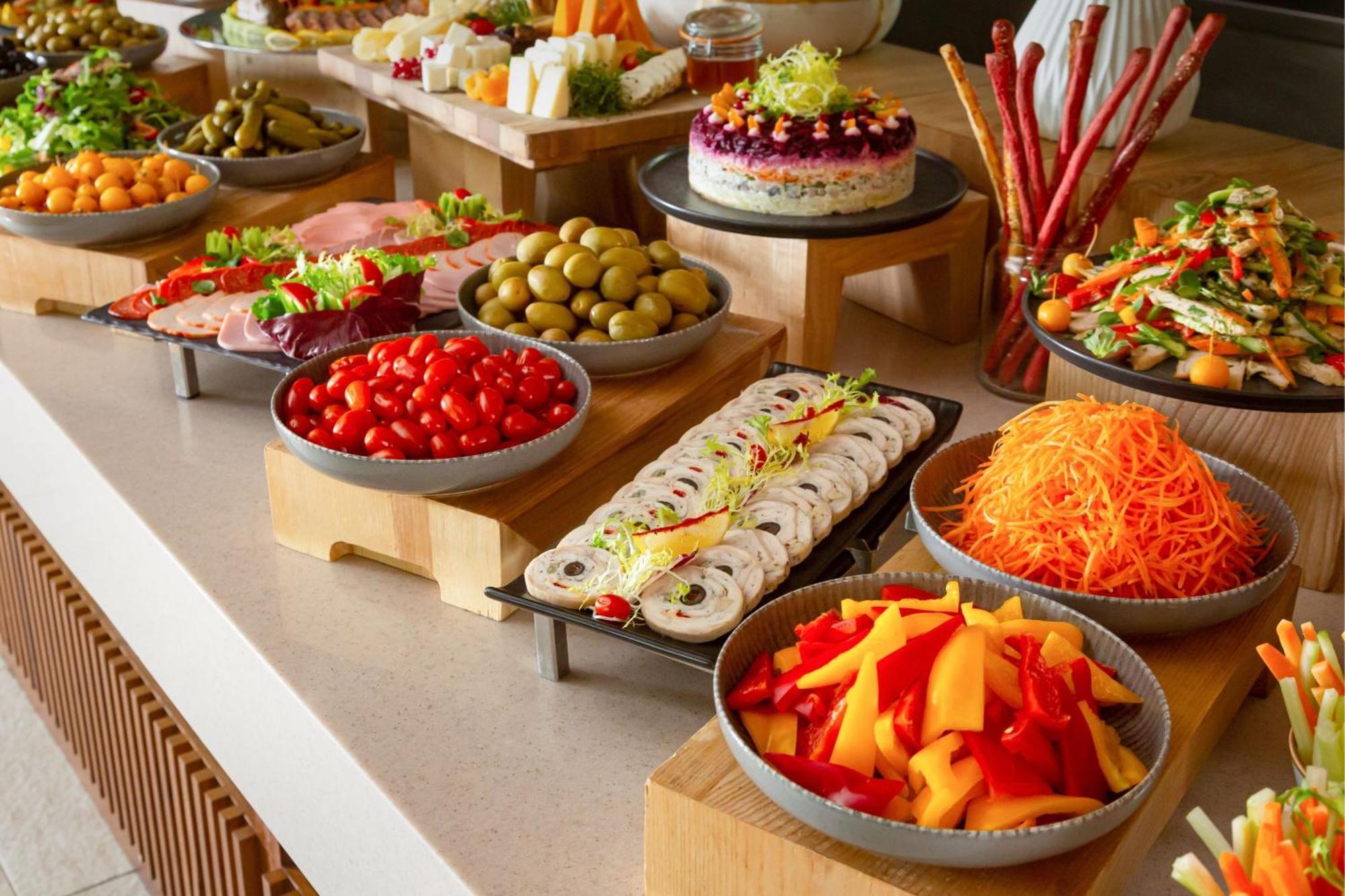 Baku Marriott Hotel Boulevard Exteriör bild A buffet at a hotel