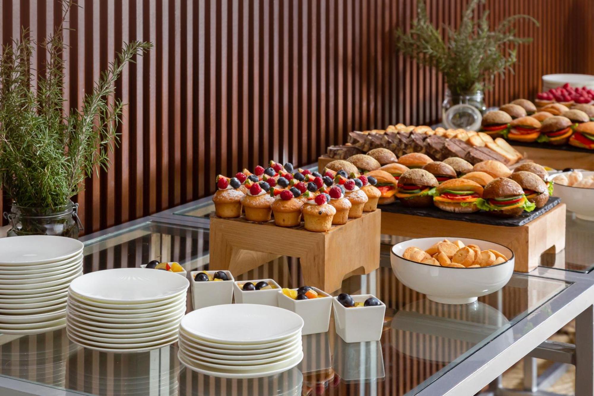 Baku Marriott Hotel Boulevard Exteriör bild A buffet