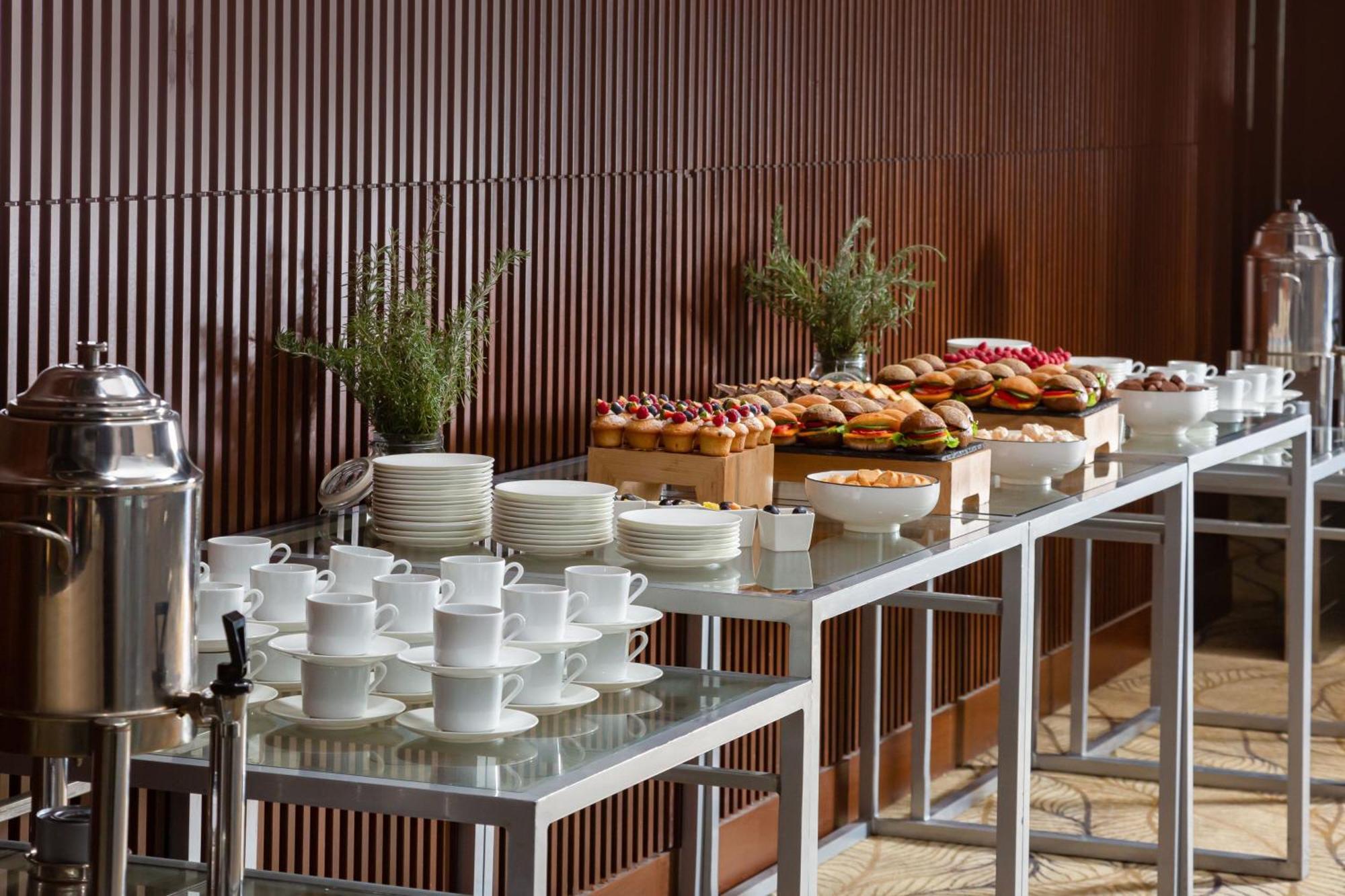 Baku Marriott Hotel Boulevard Exteriör bild A buffet table
