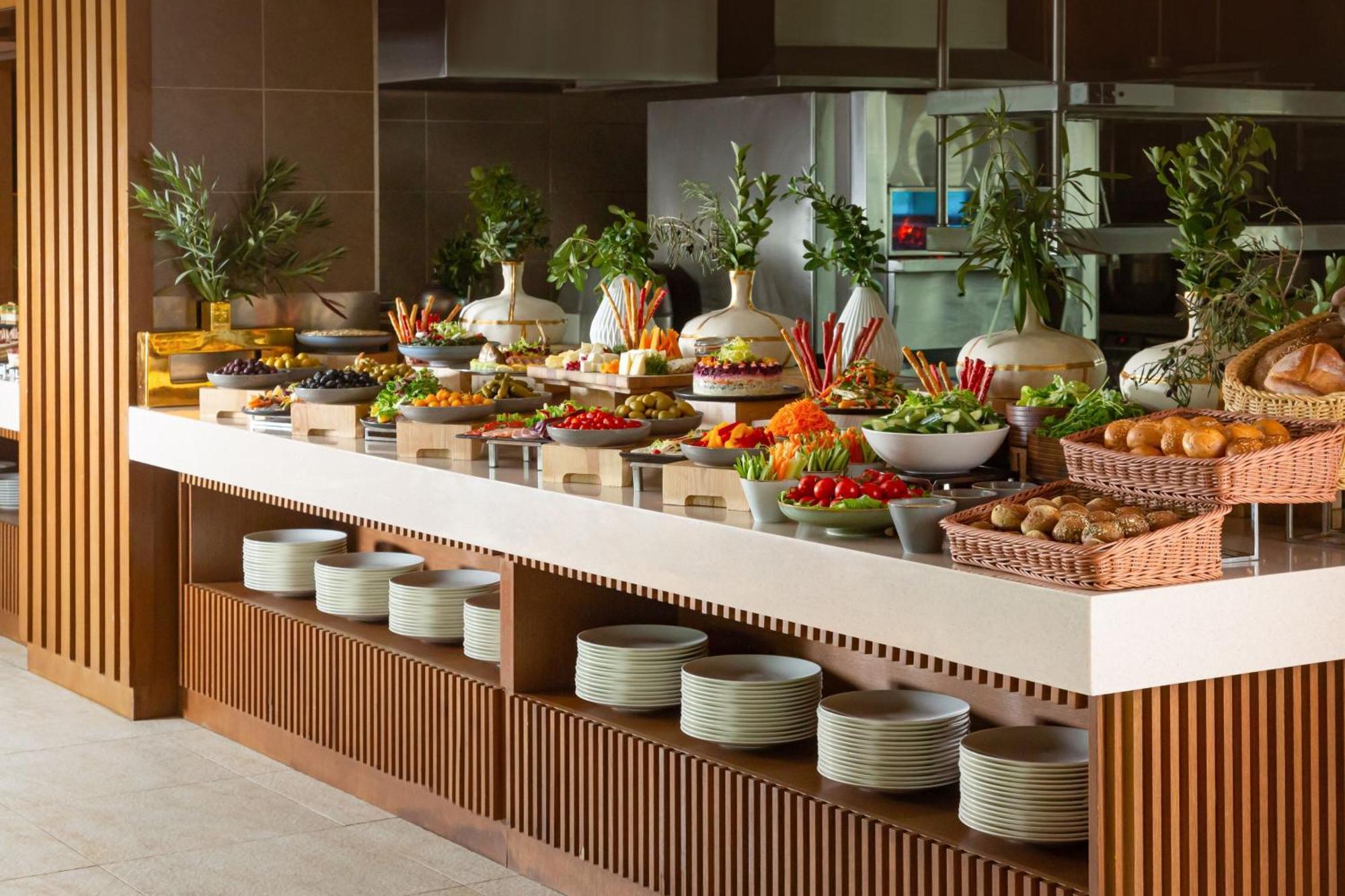 Baku Marriott Hotel Boulevard Exteriör bild A buffet at a hotel