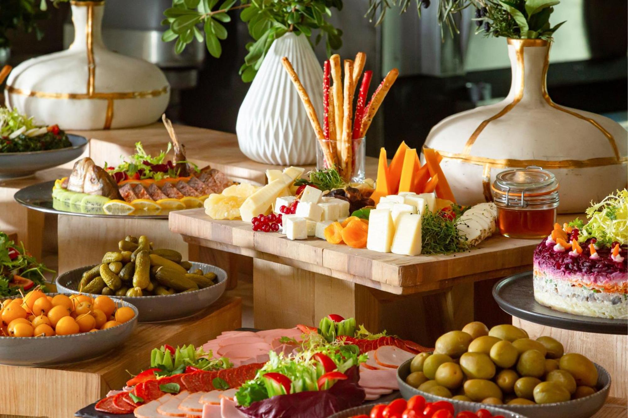 Baku Marriott Hotel Boulevard Exteriör bild A buffet at a hotel