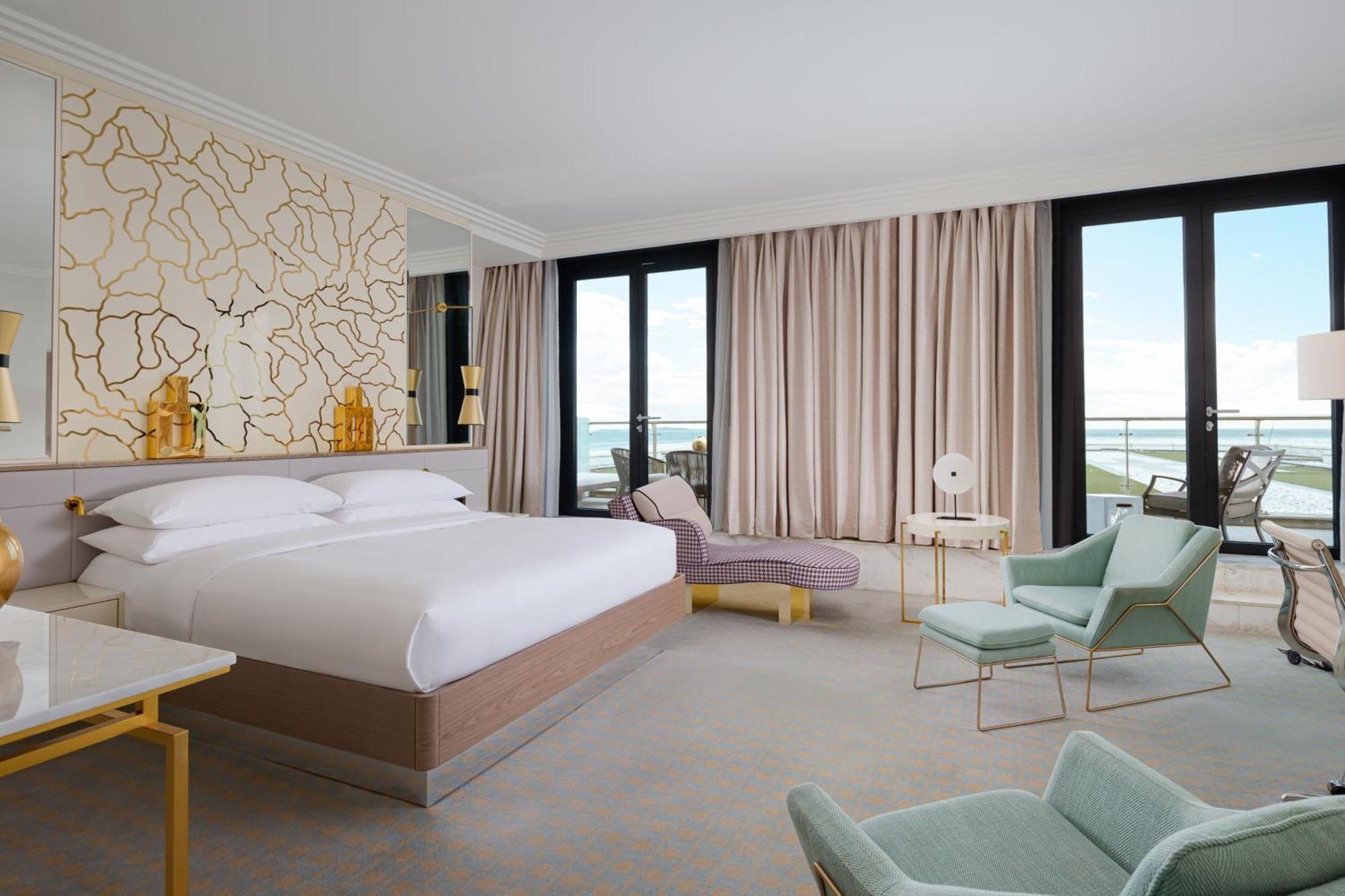Baku Marriott Hotel Boulevard Exteriör bild A bedroom at the hotel